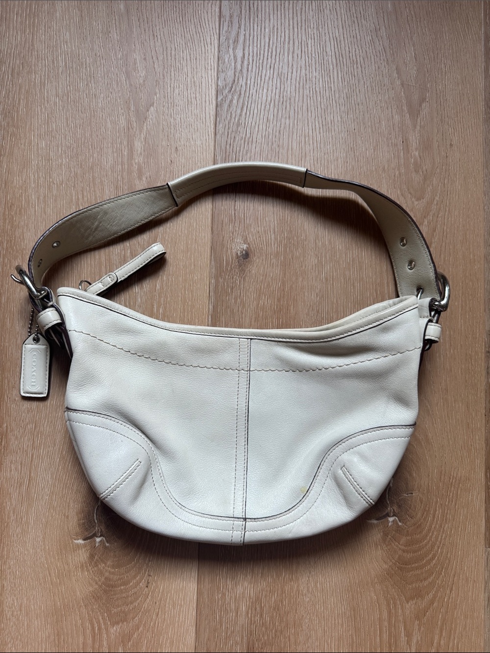 Coach 9541 small cream leather shoulder purse. Good condition. 90’s vintage.